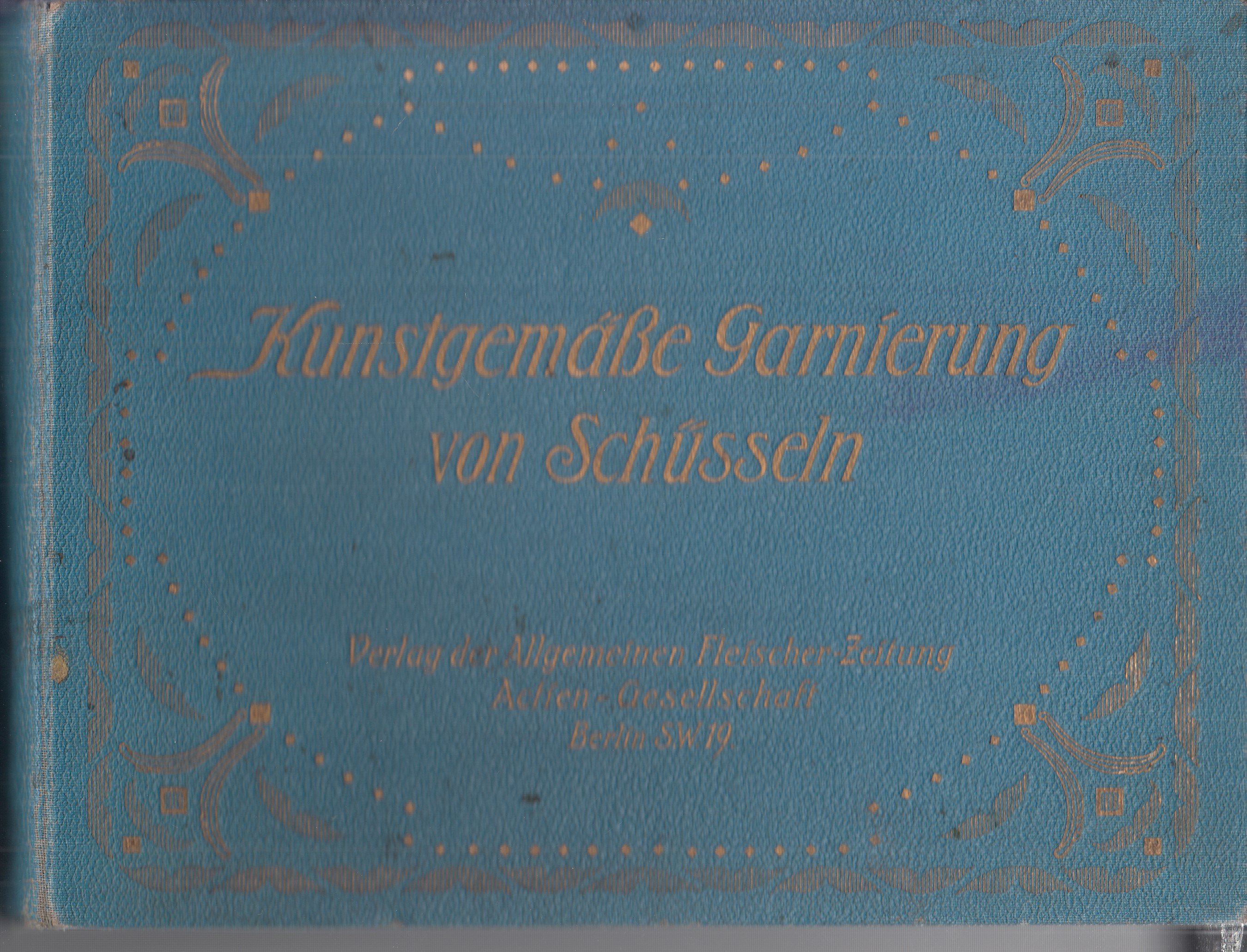 Kunstgemässe Garnierung von Schüsseln