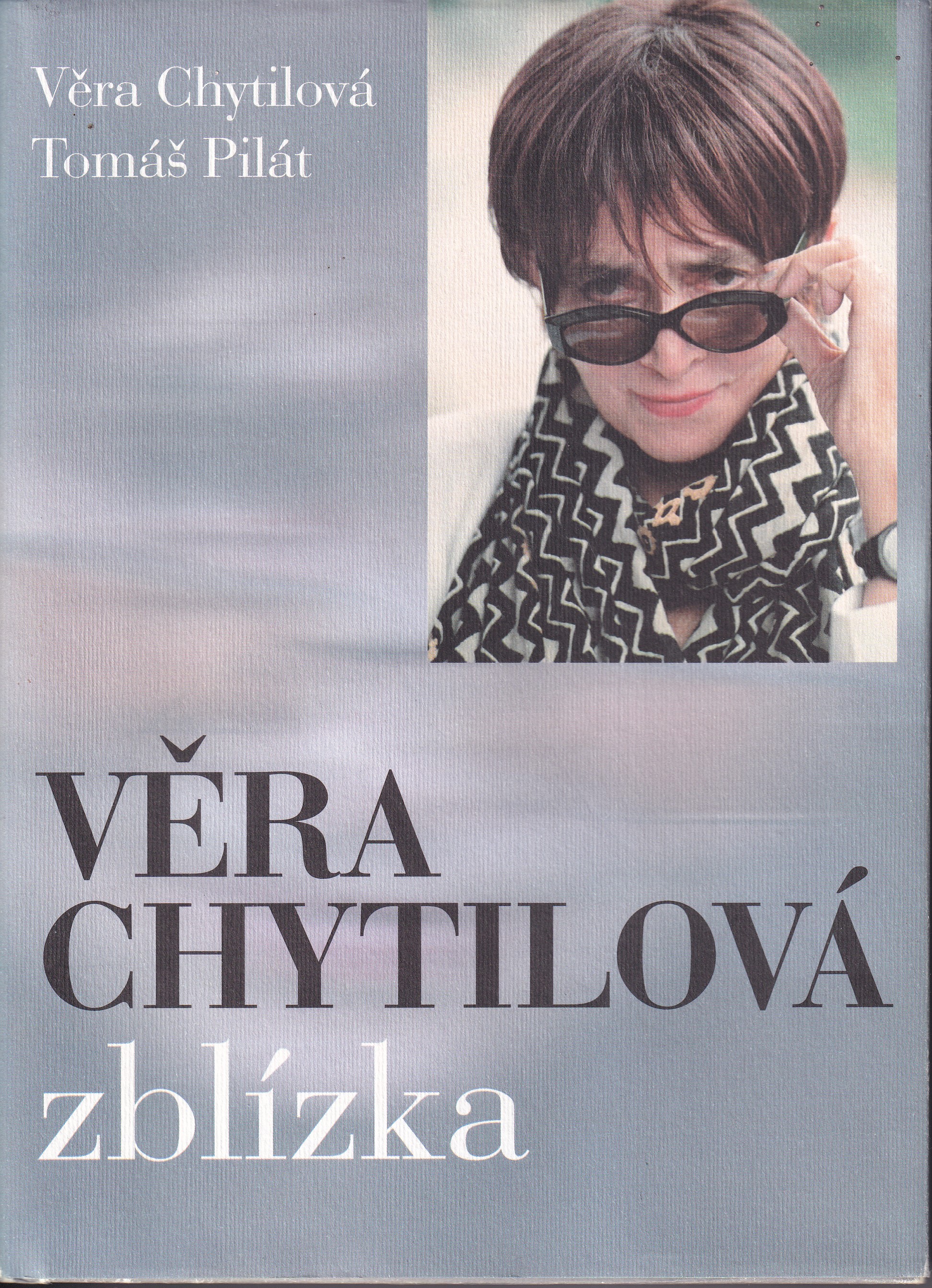 Věra Chytilová zblízka - podpis